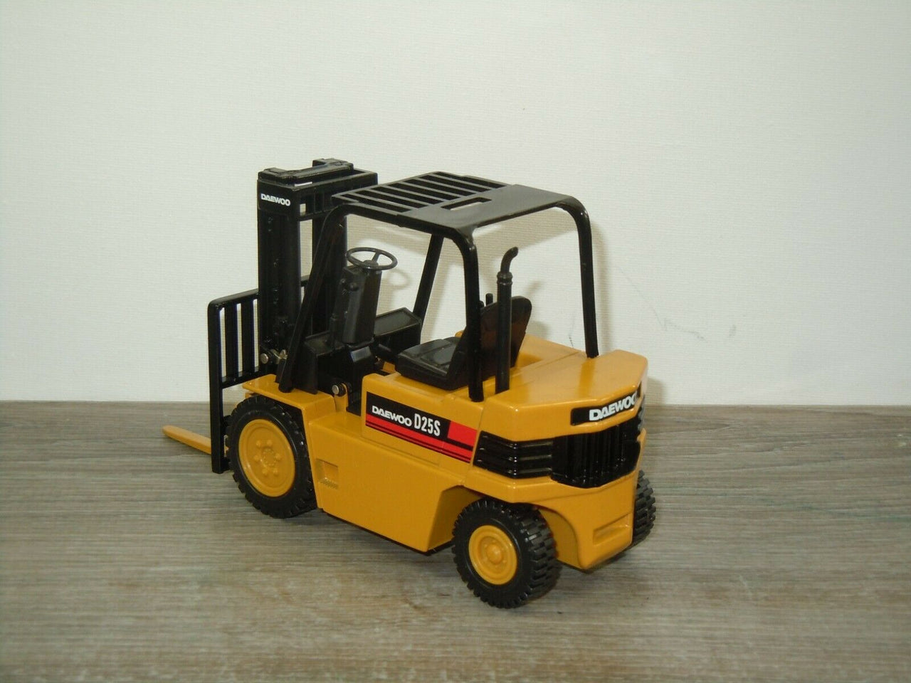 AMP21 Montacargas Daewoo D25S Escala 1:20 (Modelo Descontinuado) - KATZER