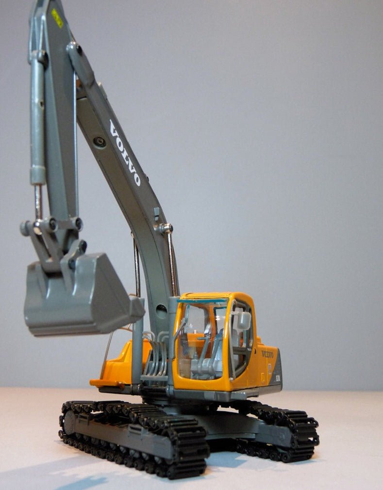 Excavadora Volvo EC210 Escala 1:50 (Modelo Descontinuado) - KATZER