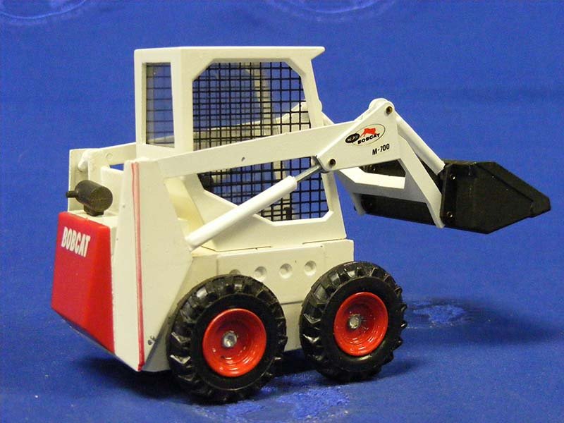 Minicargador Bob M700 Escala 1:24 (Modelo Descontinuado) - KATZER