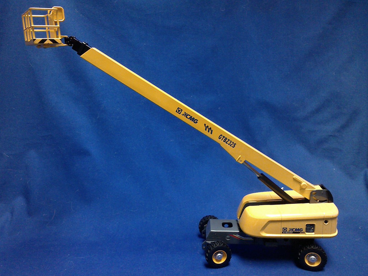 Plataforma De Trabajo Aérea XCMG GTBZ32S Escala 1:35 - KATZER