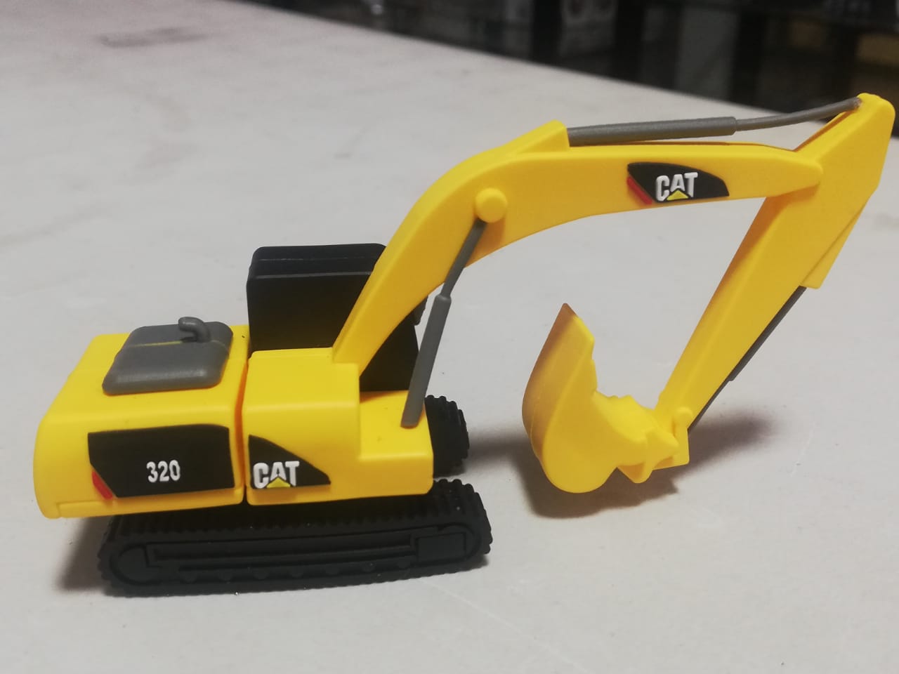 USB Excavadora Caterpillar 320 8GB - KATZER