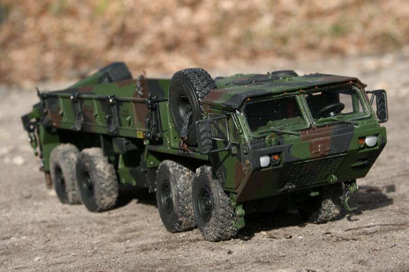 Camión Militar De Transporte Oshkosh HEMTT M985 Escala 1:50 (Modelo Descontinuado)