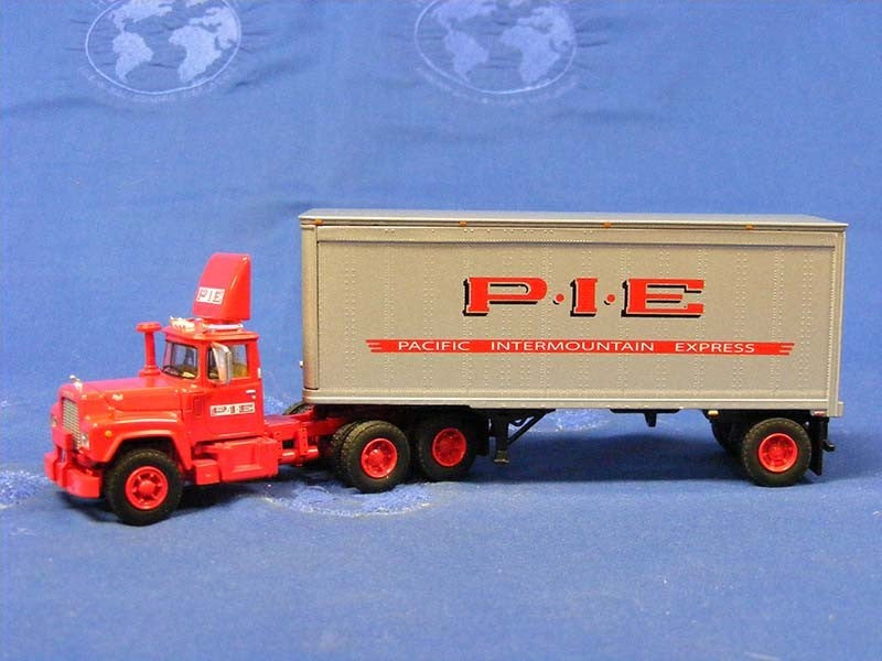 Tráiler Mack R-Model Day Cab 28' P.I.E Escala 1:64