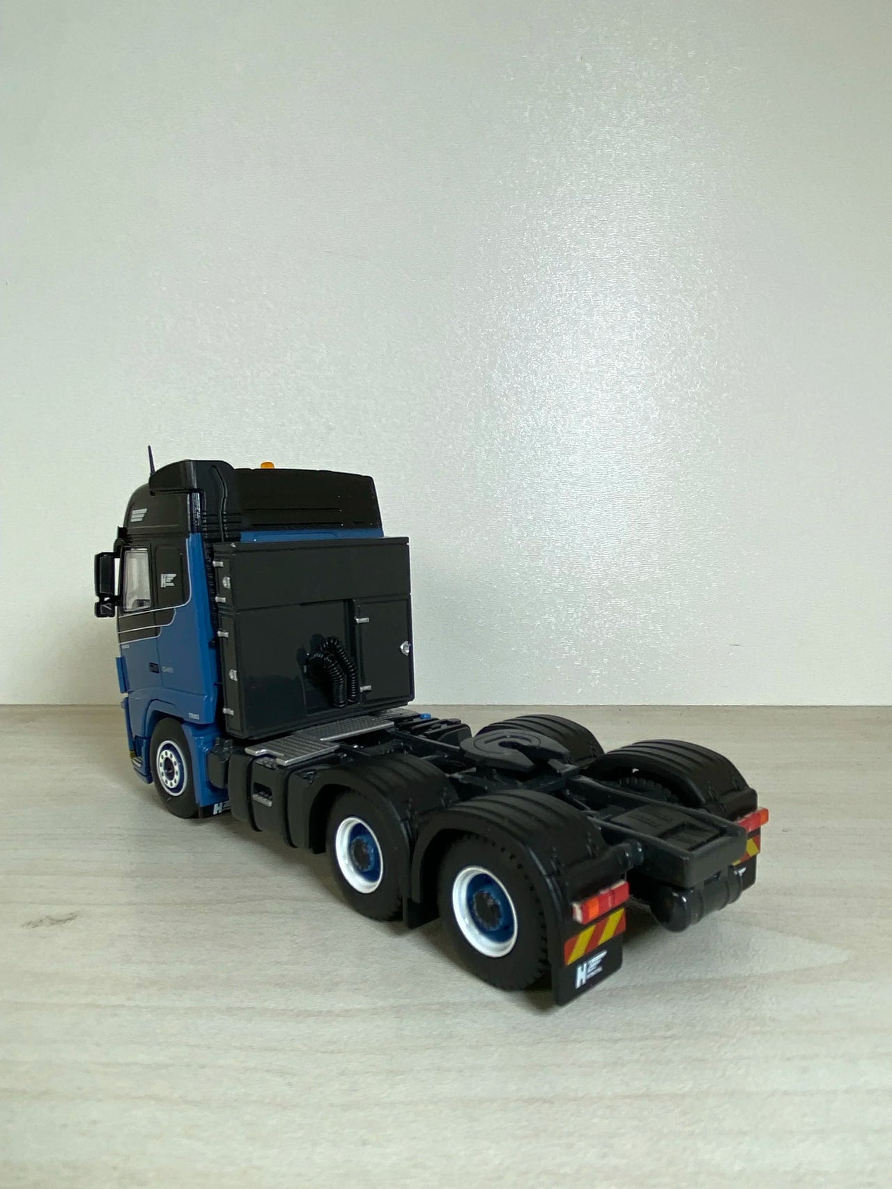 Tracto Camión Volvo H2 International Escala 1:50 (Modelo Descontinuado) (Liquidación)
