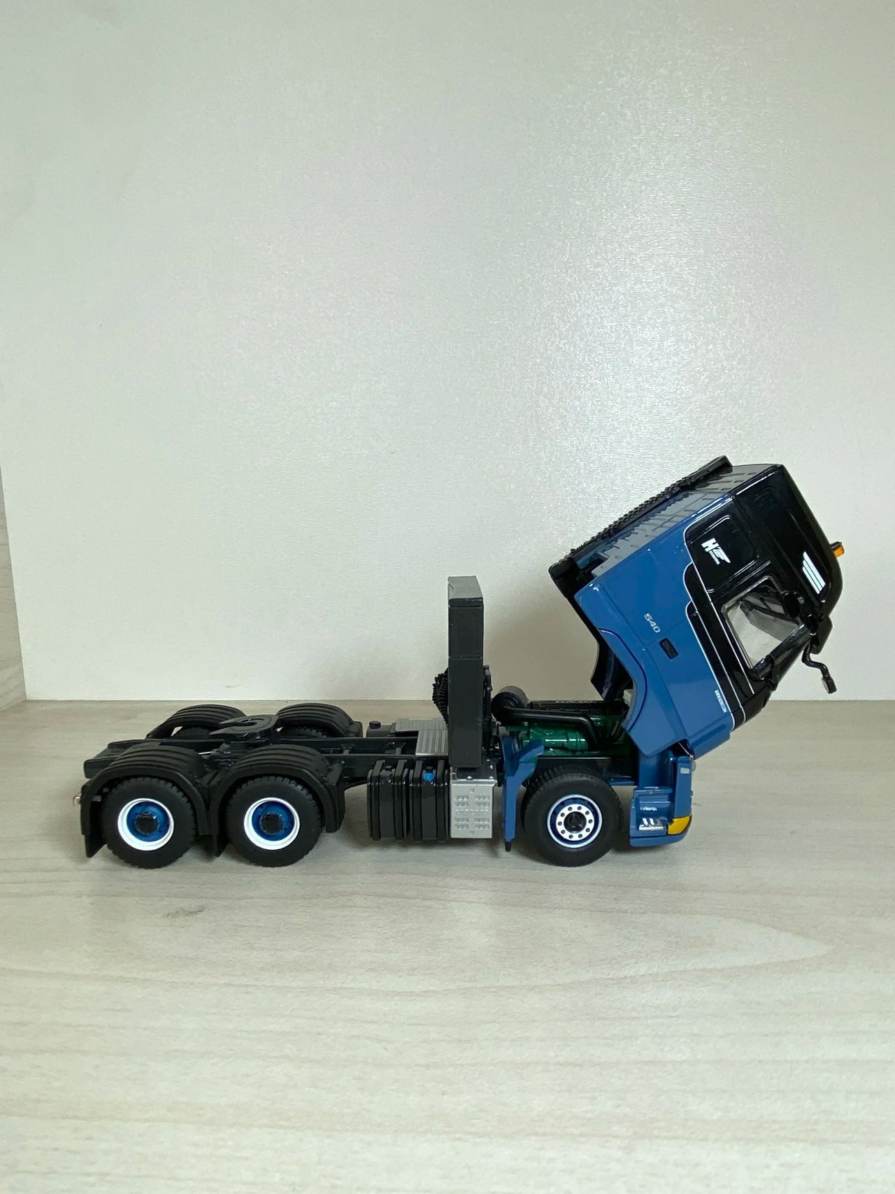Tracto Camión Volvo H2 International Escala 1:50 (Modelo Descontinuado) (Liquidación)