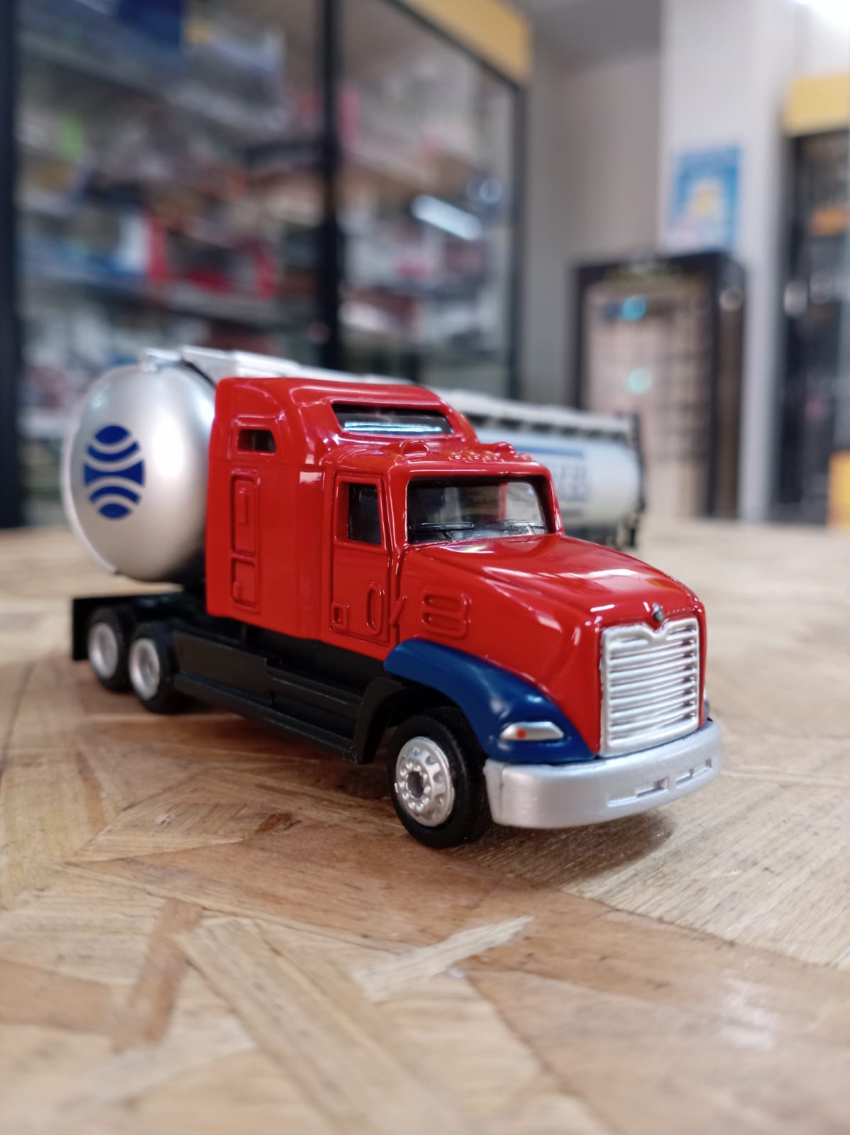 Tráiler Mack Granite Trans Fuel Escala 1:87 (Modelo Descontinuado)
