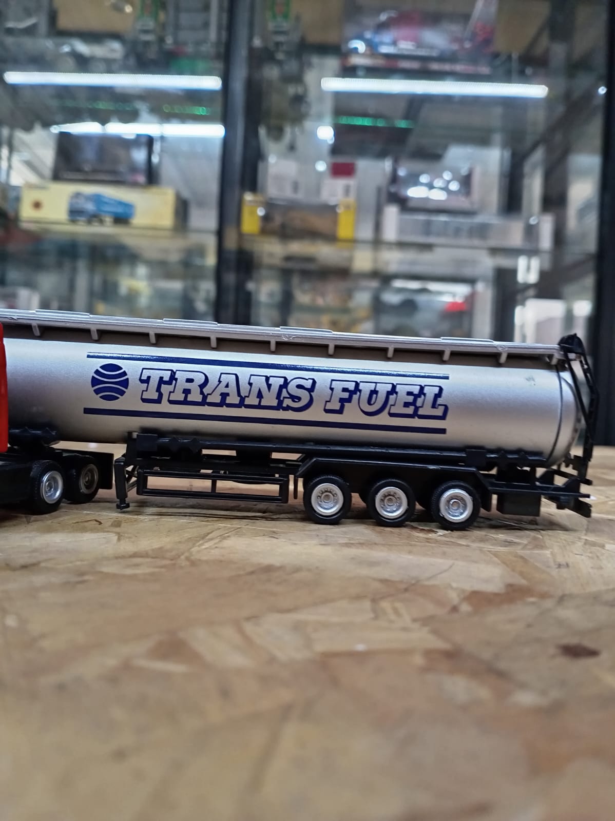 Tráiler Mack Granite Trans Fuel Escala 1:87 (Modelo Descontinuado)