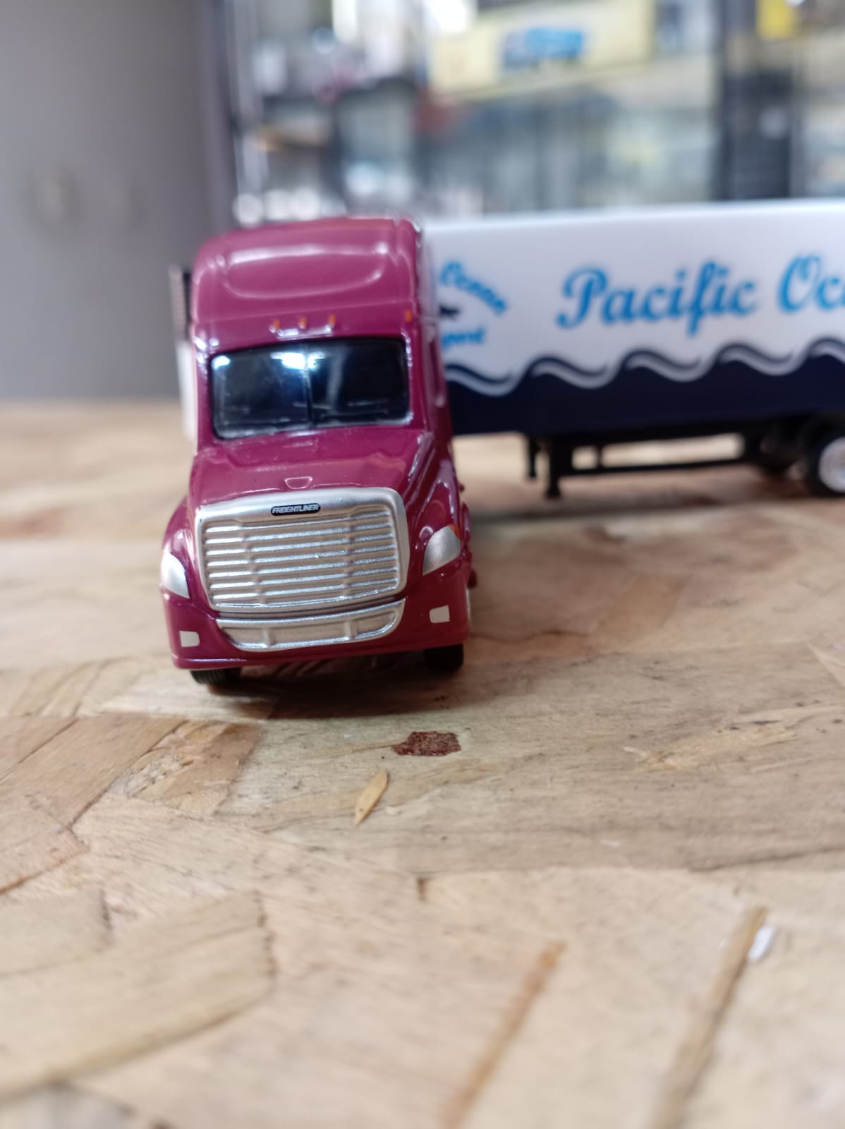 Tráiler Freightliner Cascadia Pacific Ocean Escala 1:87 (Modelo Descontinuado)