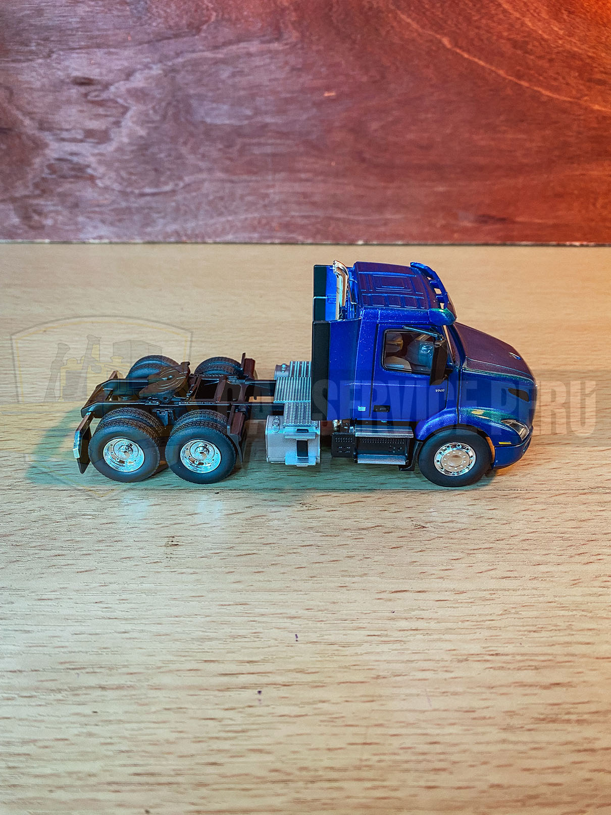 Tracto Camión Volvo VNR 300 Escala 1:50