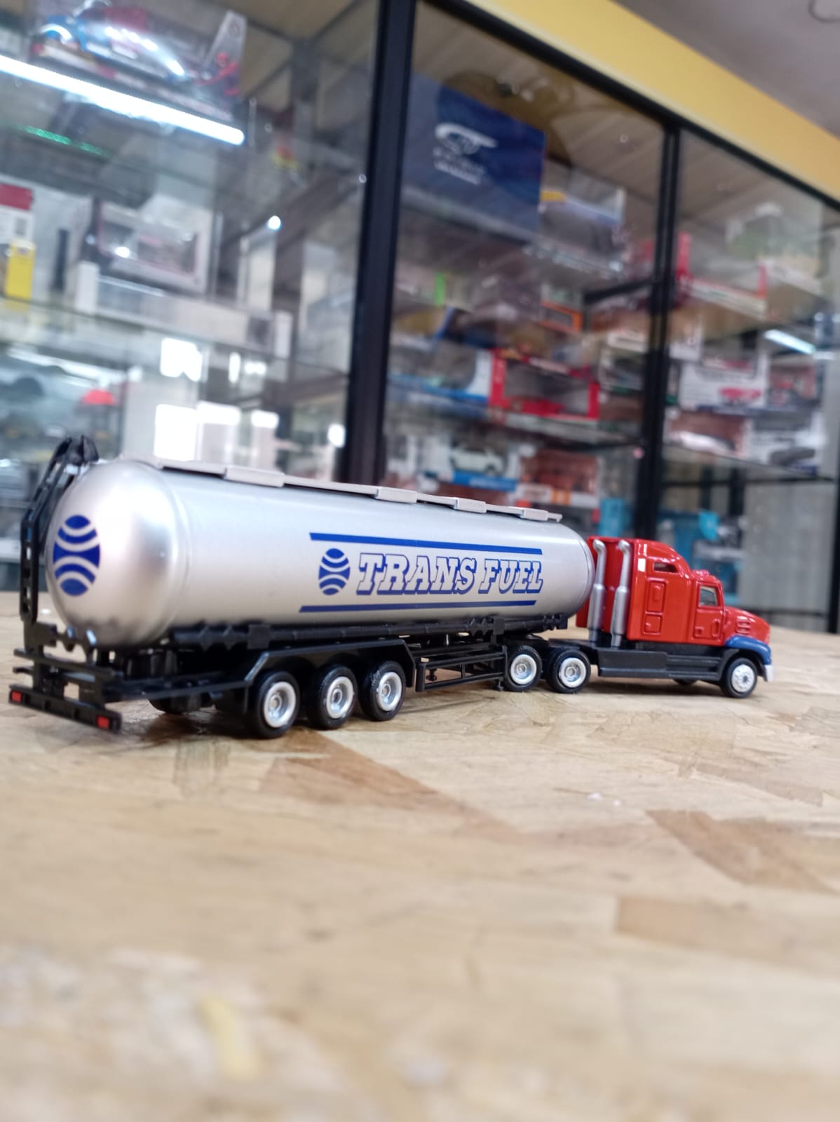 Tráiler Mack Granite Trans Fuel Escala 1:87 (Modelo Descontinuado)
