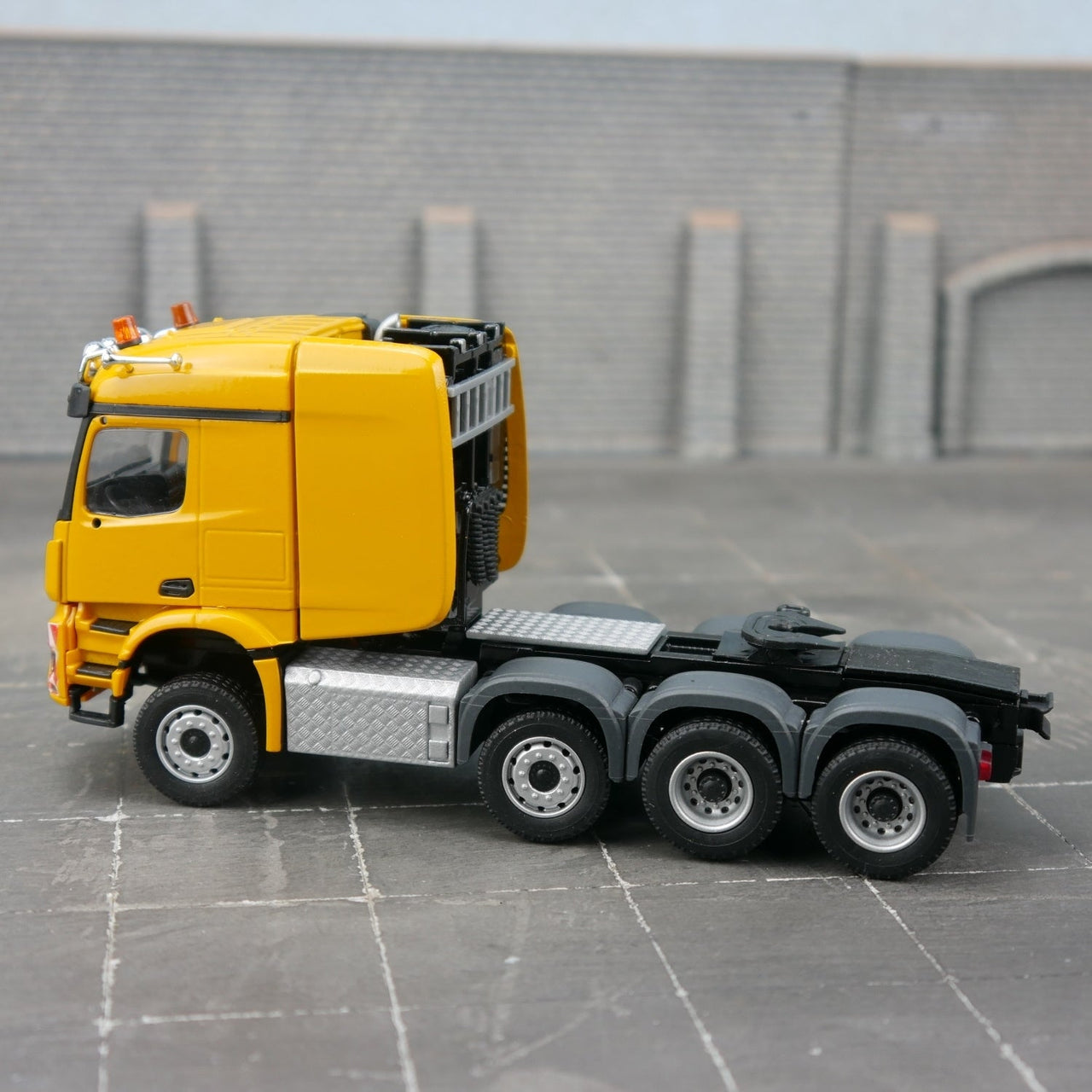 Tracto Camión Mercedes-Benz Arocs Stream Space Escala 1:50 (Pre Venta)