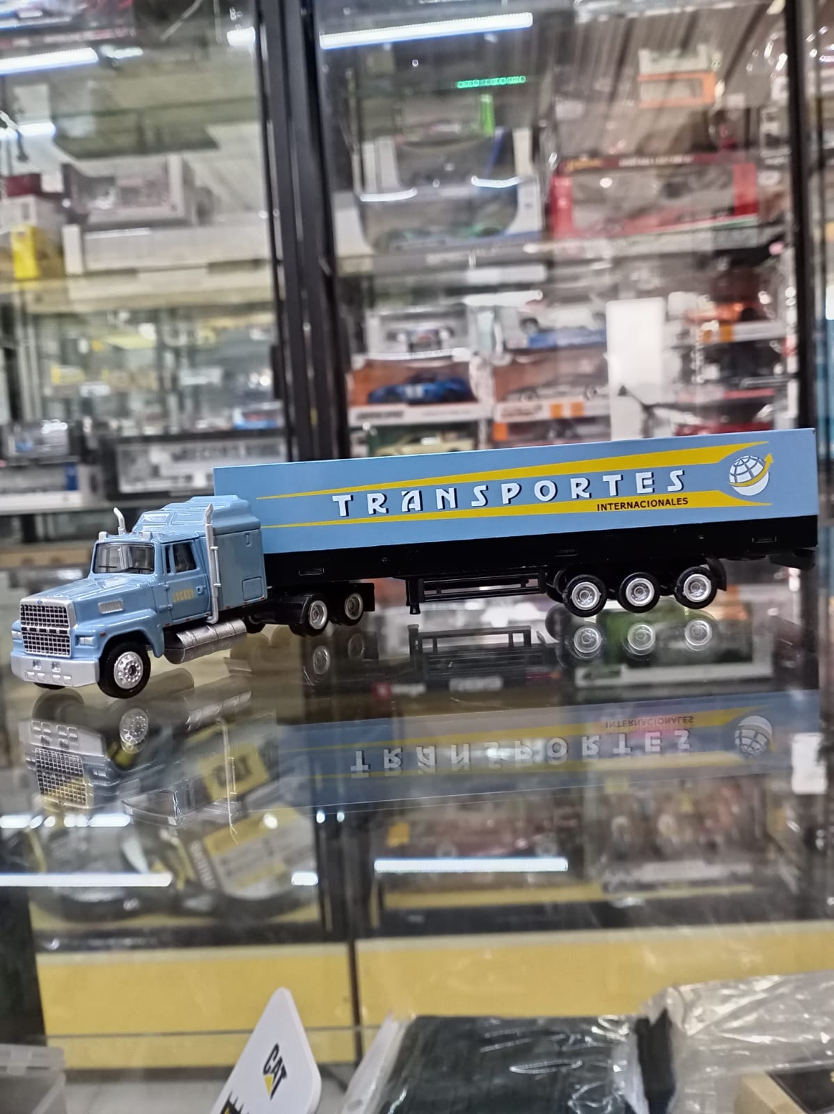Tráiler Ford LTL 9000 Escala 1:87 (Modelo Descontinuado)