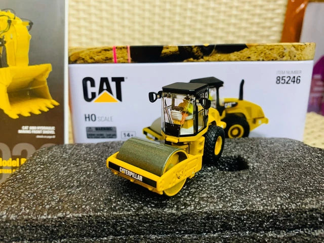 55247 Caterpillar CP-56 Road Roller 1:87 Scale