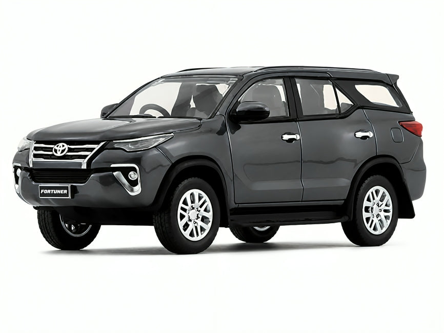 Auto Toyota Fortuner Dark Silver Año 2018 Escala 1:64 (Modelo Descontinuado)
