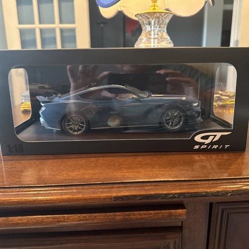 Auto Ford Mustang Dark Horse Vapor Escala 1:18 - KATZER