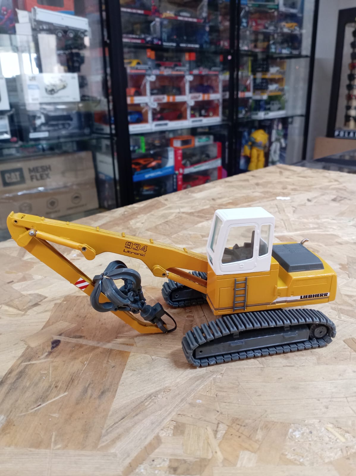 Liebherr R922 Crawler Excavator 1:50 Scale