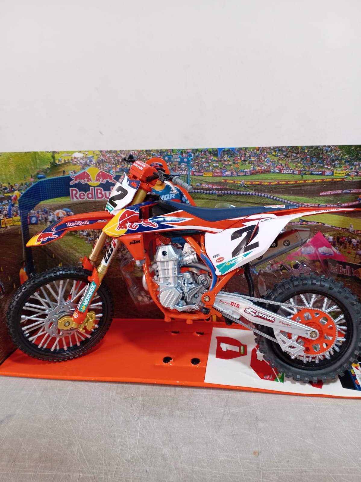 Motocicleta KTM 450 SX-F Año 2019 Red Bull Escala 1:6 (Liquidación)