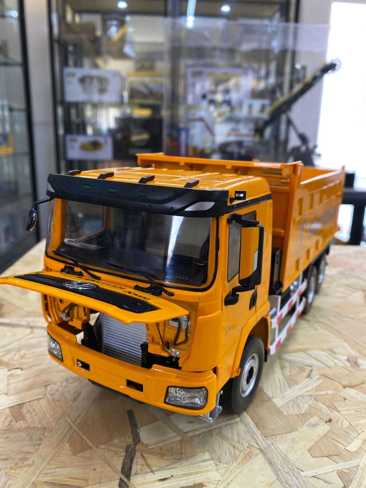 Volquete Shacman X3000 Escala 1:24 (Modelo Descontinuado)