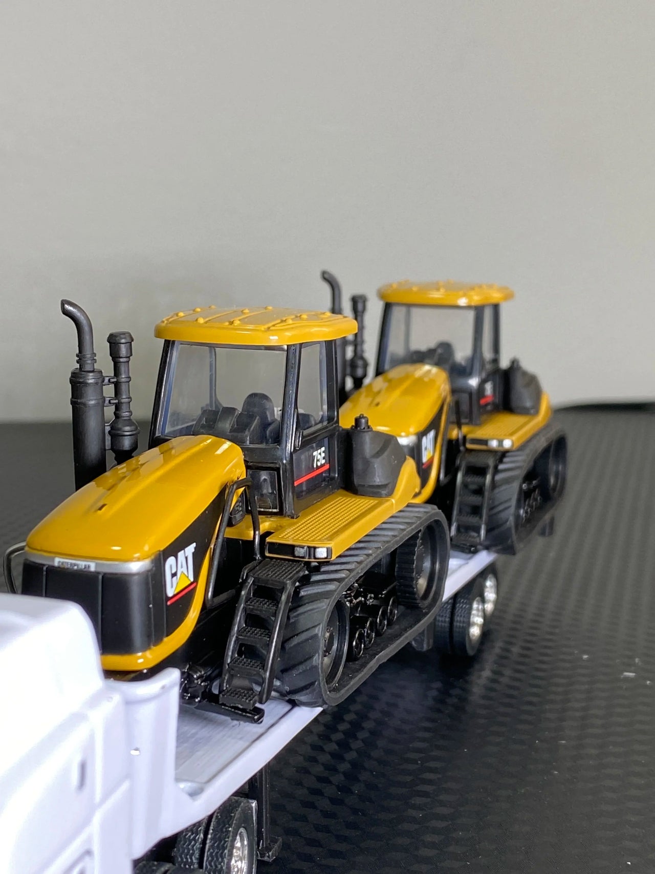 Cama Baja & Dos Tractores Agrícolas 75E Escala 1:64 (Modelo Descontinuado) - KATZER