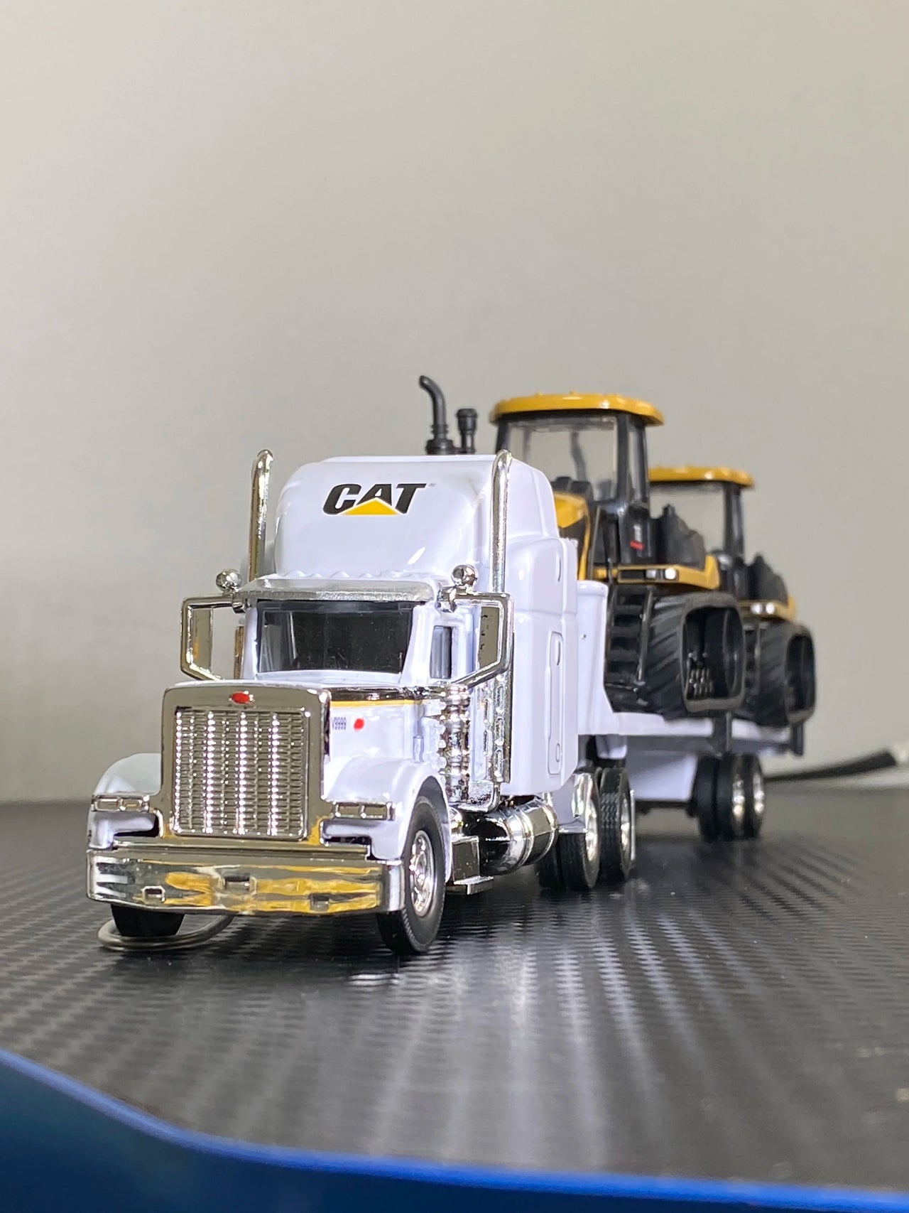 Cama Baja & Dos Tractores Agrícolas 75E Escala 1:64 (Modelo Descontinuado) - KATZER