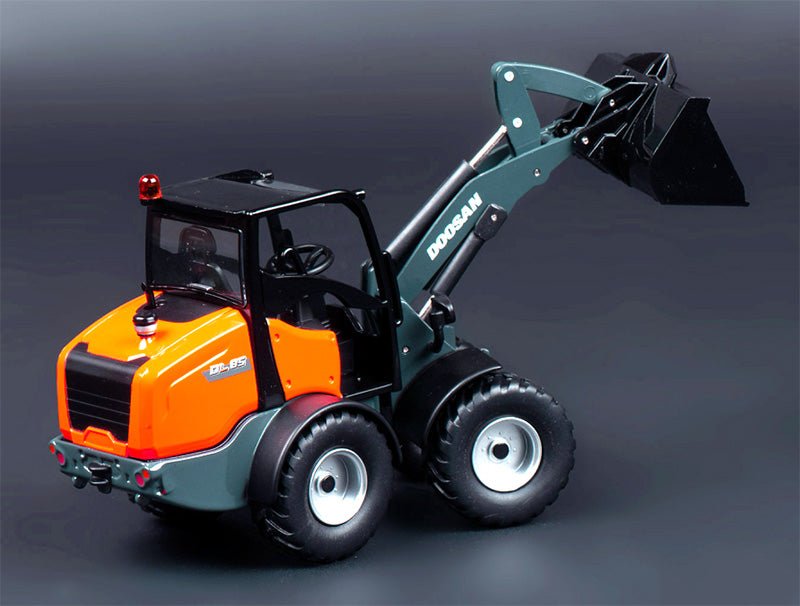 Cargador De Ruedas Doosan DL85 Escala 1:32 - KATZER