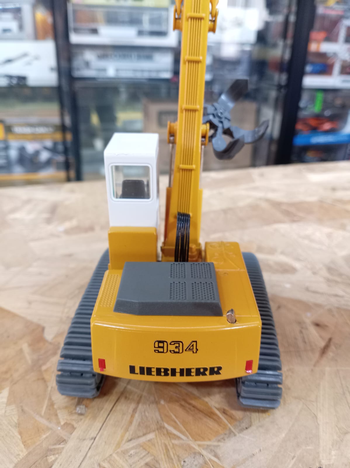 Liebherr R922 Crawler Excavator 1:50 Scale