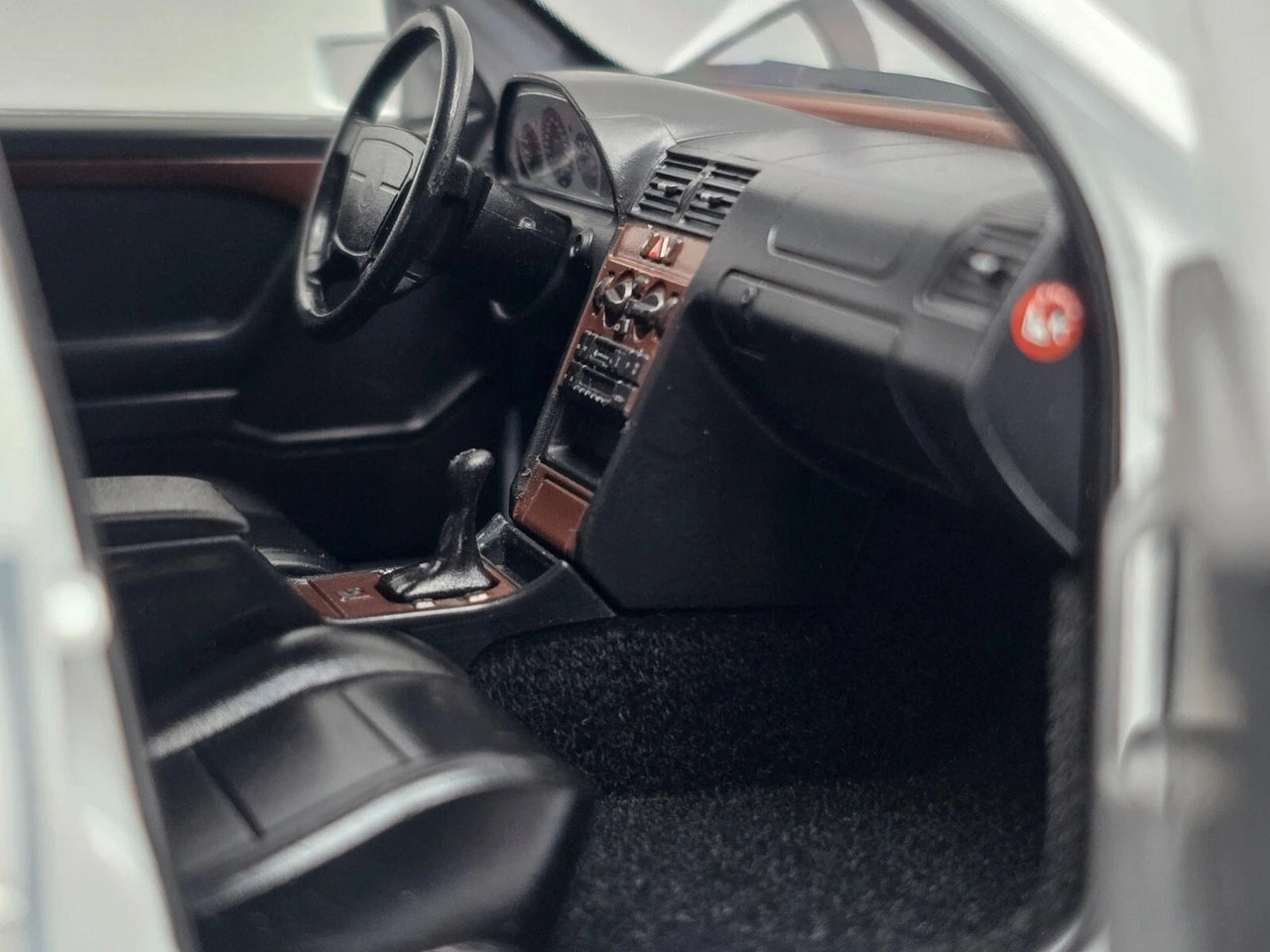 Auto Mercedes Benz C200 (W202) Año 1993-1996 Escala 1:18 (Modelo Descontinuado)