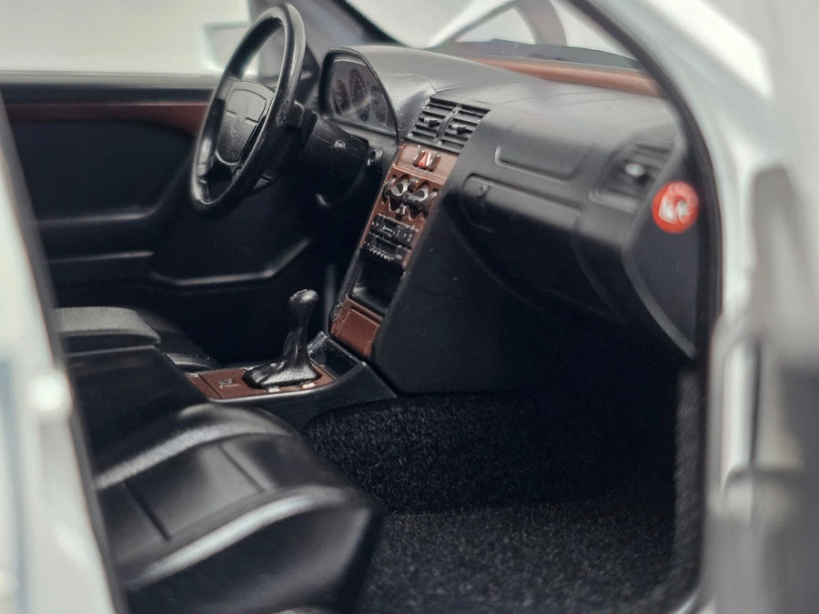 Auto Mercedes Benz C200 (W202) Año 1993-1996 Escala 1:18 (Modelo Descontinuado)