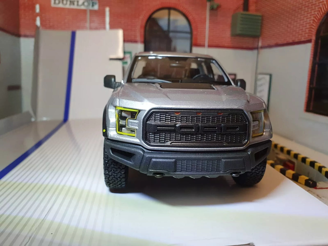 Ford F150 2017 Raptor Truck Scale 1:24 (Discontinued Model)