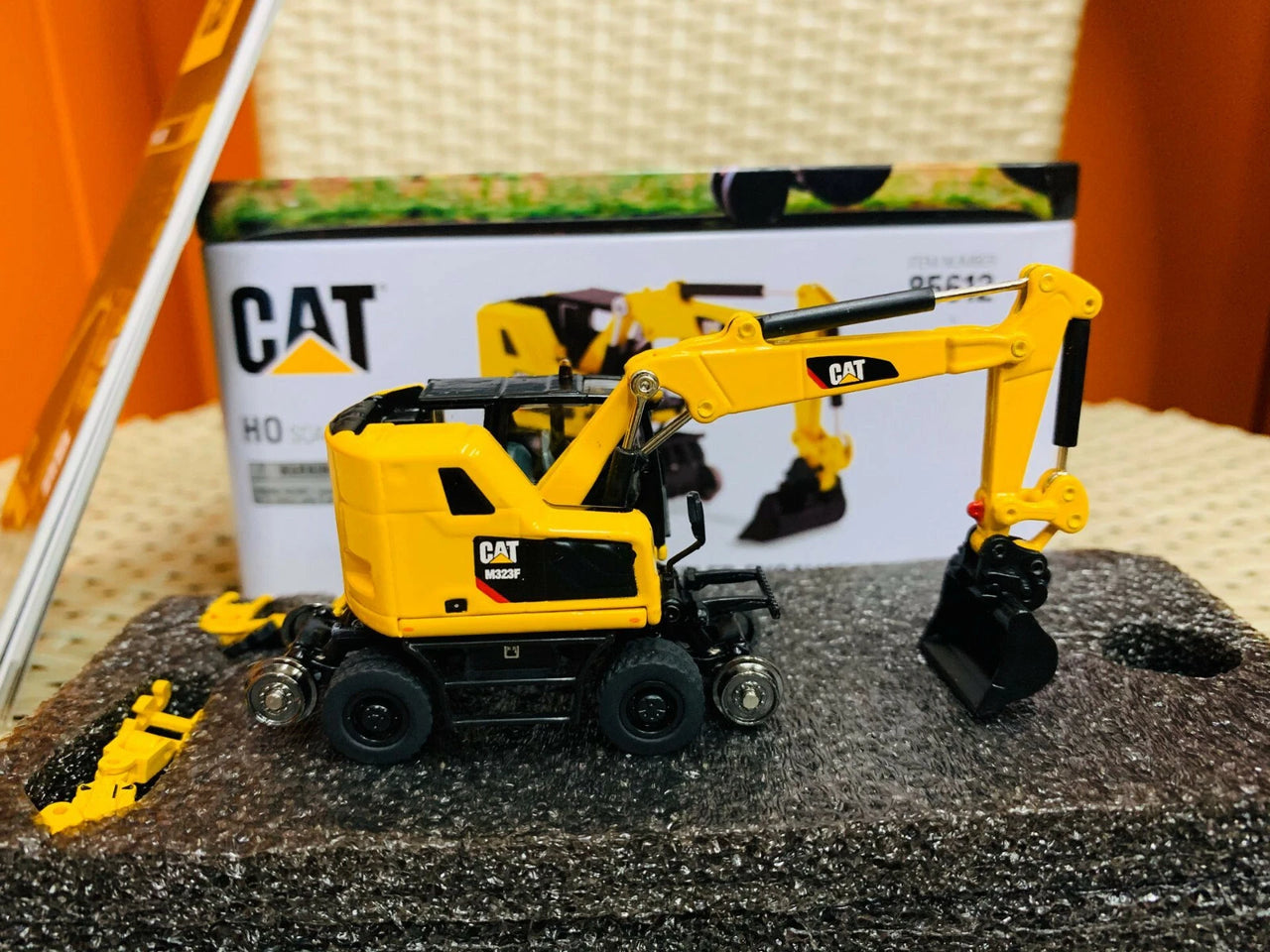 Excavadora De Ruedas Caterpillar M323F + 2 Herramientas Escala 1:87