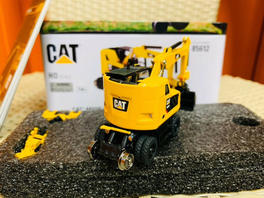 Excavadora De Ruedas Caterpillar M323F + 2 Herramientas Escala 1:87