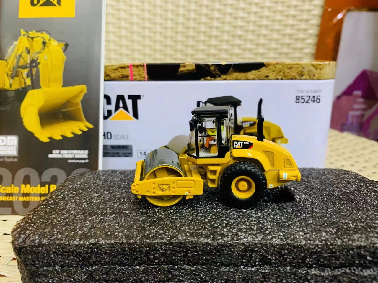 55247 Caterpillar CP-56 Road Roller 1:87 Scale