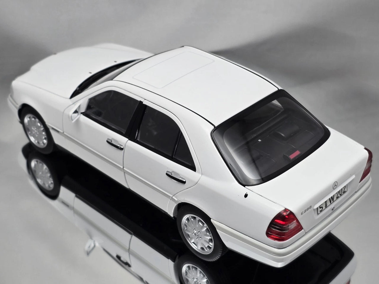 Auto Mercedes Benz C200 (W202) Año 1993-1996 Escala 1:18 (Modelo Descontinuado)
