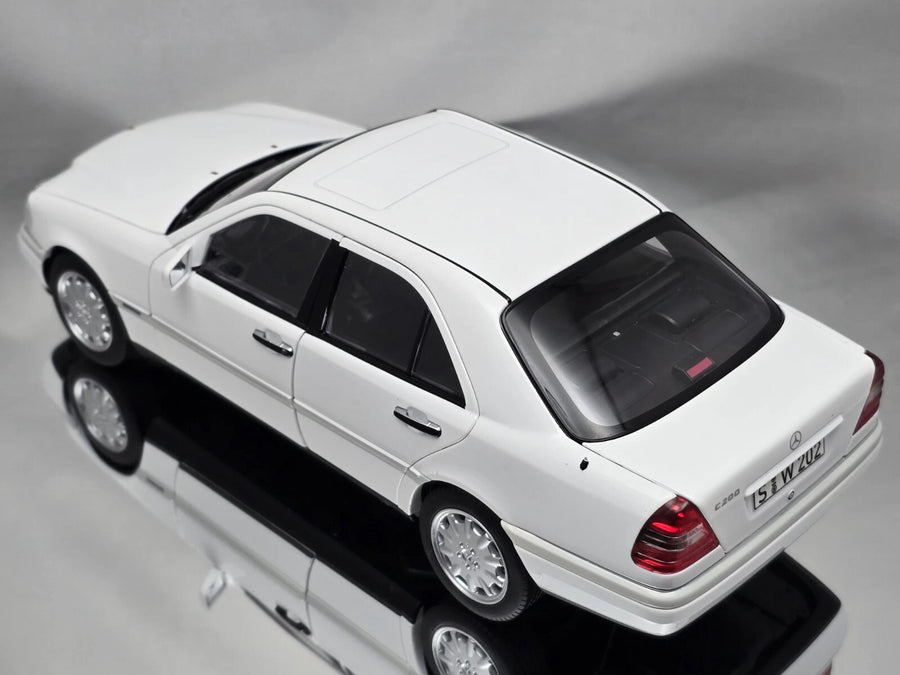 Auto Mercedes Benz C200 (W202) Año 1993-1996 Escala 1:18 (Modelo Descontinuado)