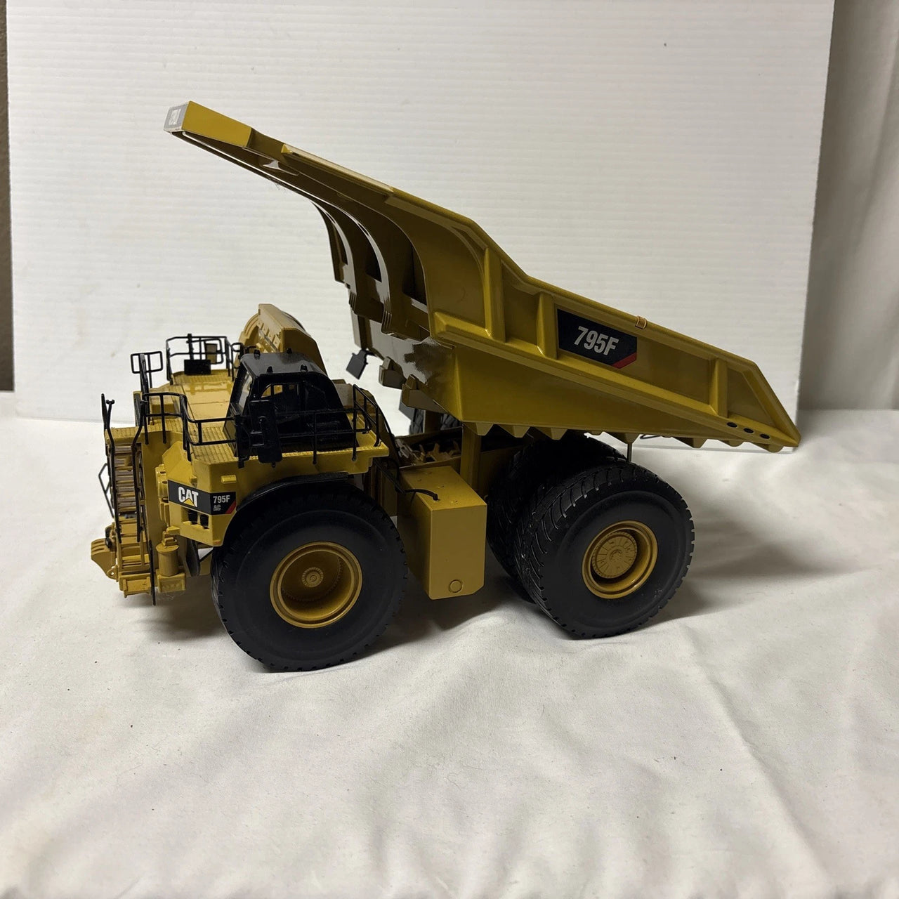 Camión Minero Caterpillar 795F AC Escala 1:50 (Modelo Descontinuado)