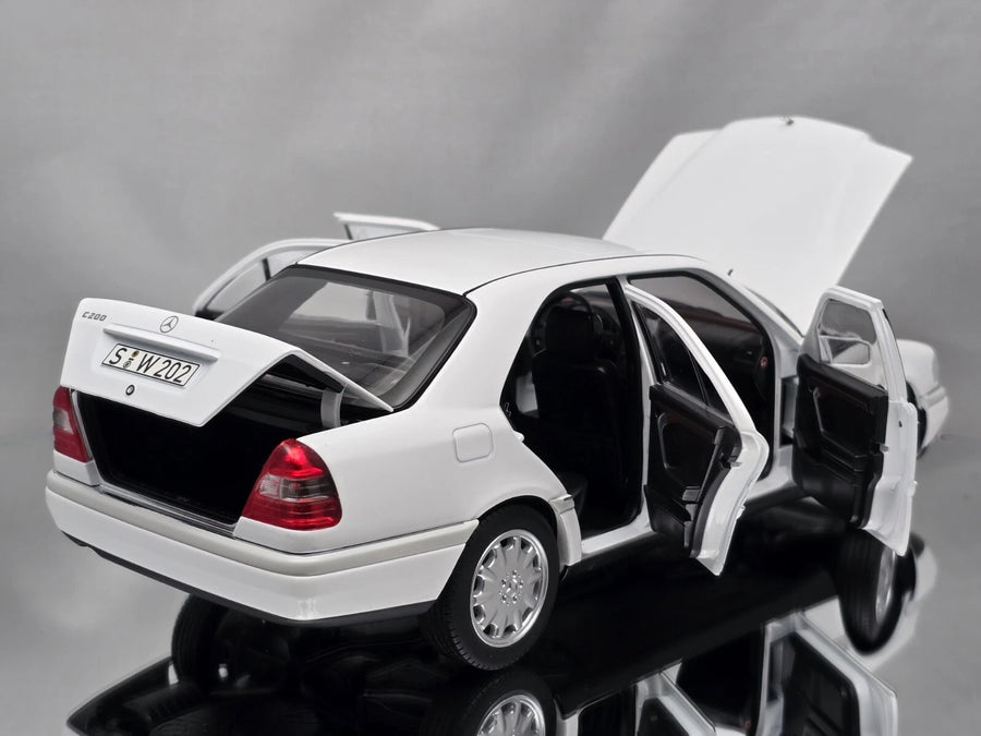 Auto Mercedes Benz C200 (W202) Año 1993-1996 Escala 1:18 (Modelo Descontinuado)