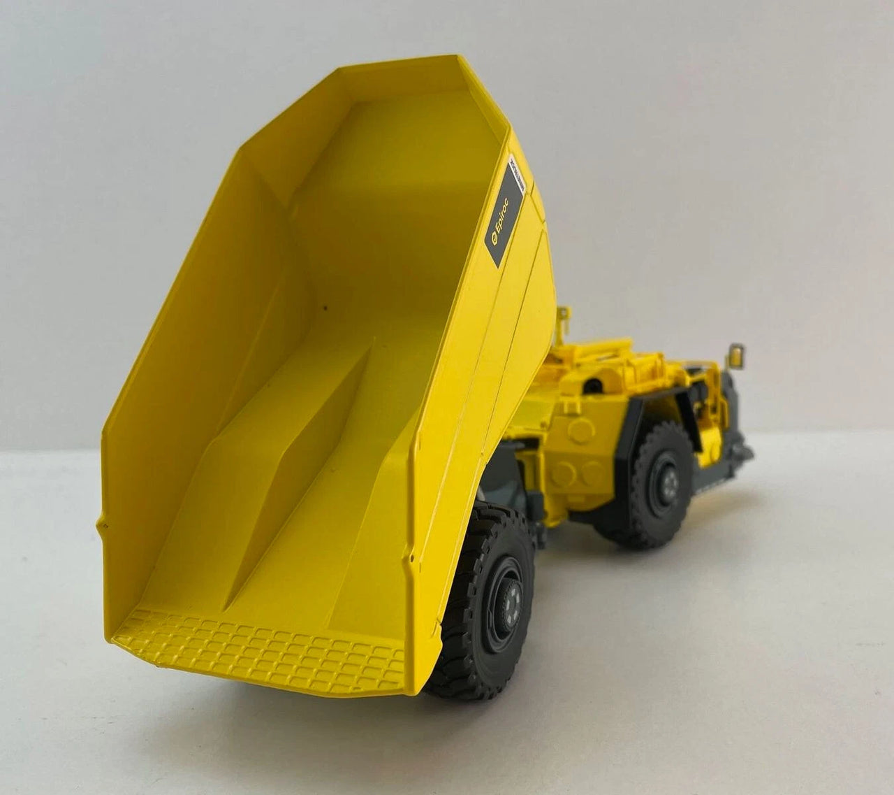 Camión Minero De Bajo Perfil Epiroc MT65 S Escala 1:50 (Modelo Descontinuado)