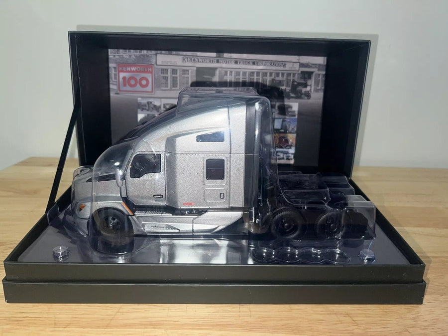 Tracto Camión Kenworth T680 100 Años De Aniversario Escala 1:32 (Modelo Descontinuado) - KATZER