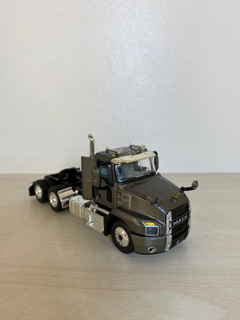 Tracto Camión Mack Anthem Day Cab Escala 1:64 (Liquidación) - KATZER