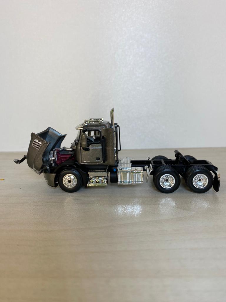 Tracto Camión Mack Anthem Day Cab Escala 1:64 (Liquidación) - KATZER