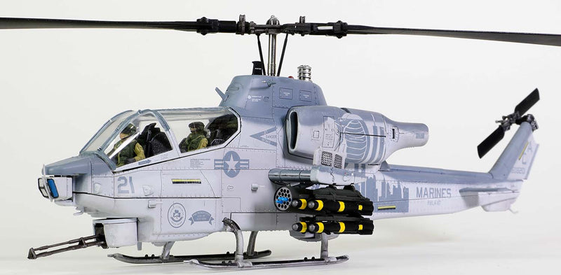 Helicóptero Militar Bell AH-1W Whiskey Cobra Escala 1:48