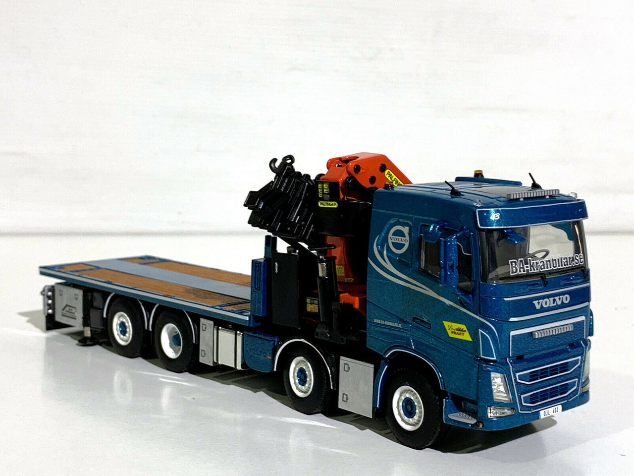 01-2509 Tracto Volvo FH4 Sleeper Cab Escala 1:50 - KATZER