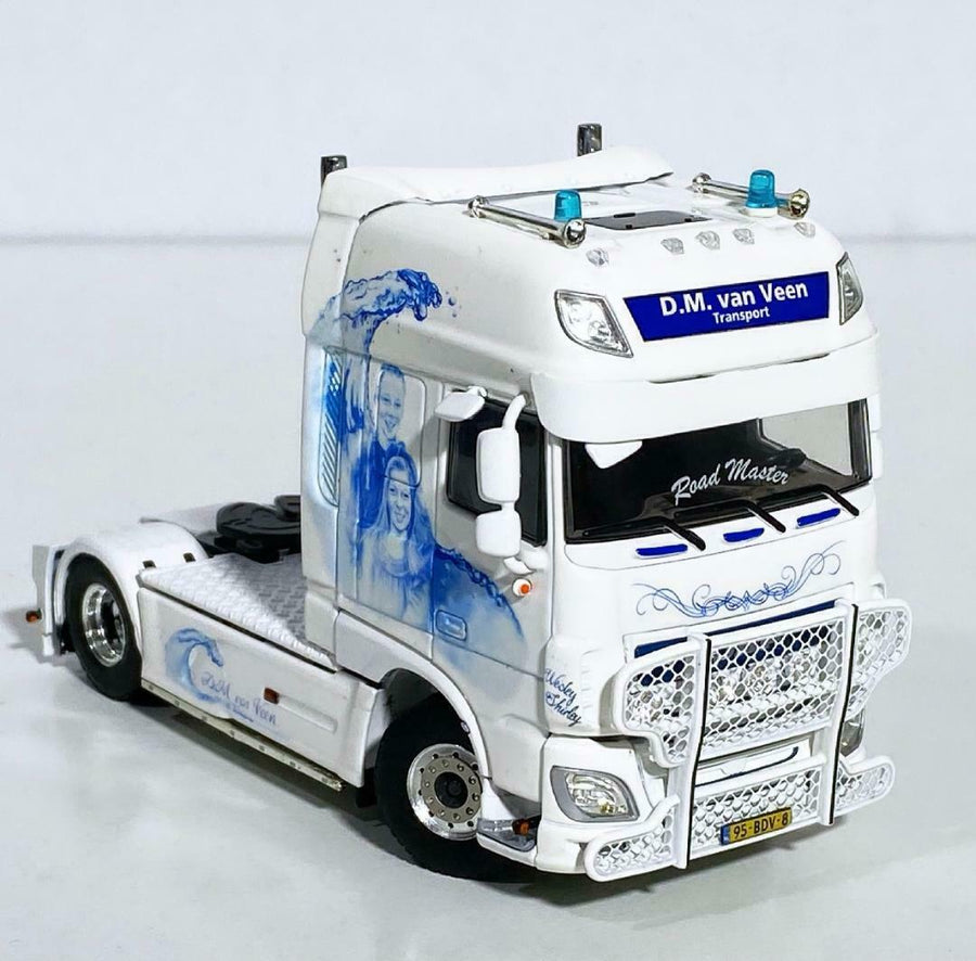 01-3307 Tracto DAF XF Super Space 4x2 Cab D.M Van Veen Escala 1:50 - KATZER