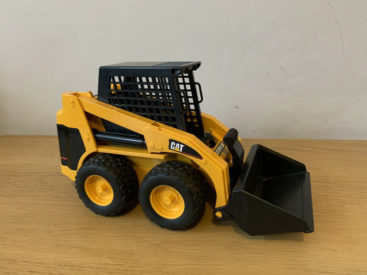 02481 Minicargador Caterpillar Escala 1:16 - KATZER