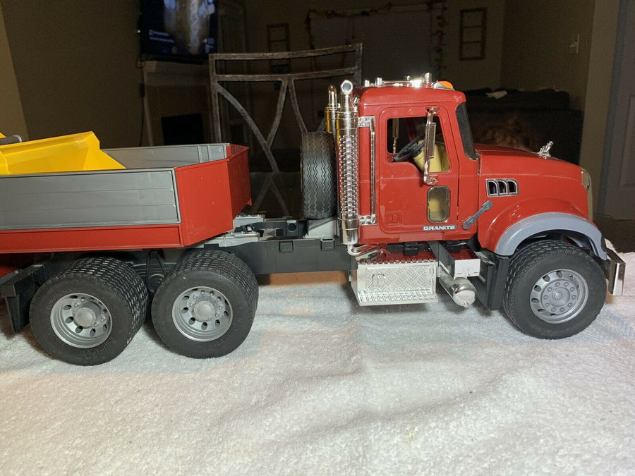 02813 Cama Baja Mack Granite & Retroexcavadora JCB Escala 1:16 - KATZER