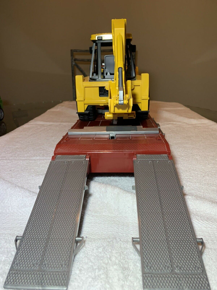 02813 Cama Baja Mack Granite & Retroexcavadora JCB Escala 1:16 - KATZER