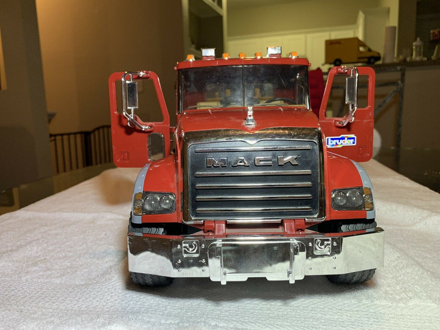 02813 Cama Baja Mack Granite & Retroexcavadora JCB Escala 1:16 - KATZER