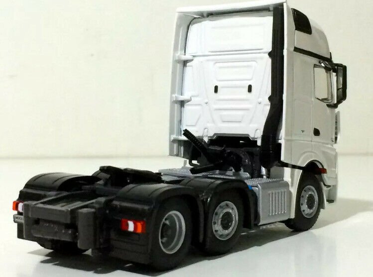 03-1135 Tracto Camión Mercedes-Benz Actros Blanco Escala 1:50 - KATZER