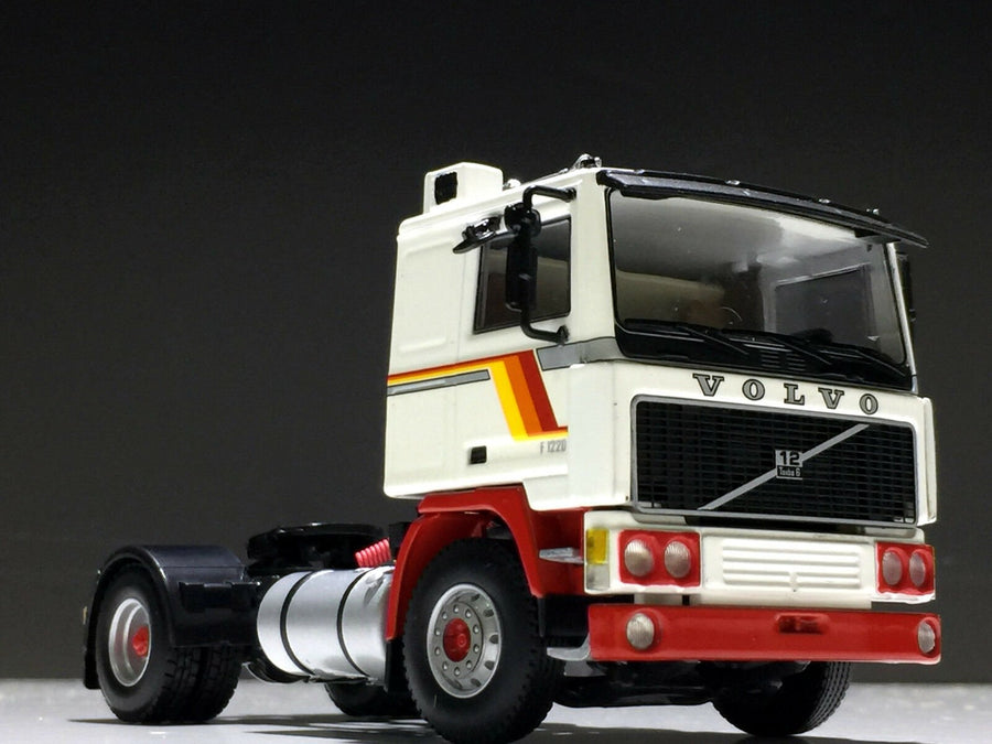 04-2014 Tracto Volvo F12 Escala 1:50 - KATZER