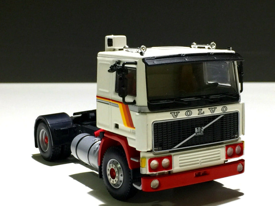 04-2014 Tracto Volvo F12 Escala 1:50 - KATZER